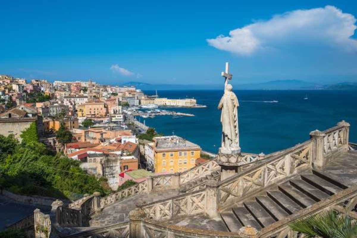 Veduta panoramica di Gaeta: il borgo storico, il mare e la Montagna Spaccata in una luminosa giornata primaverile