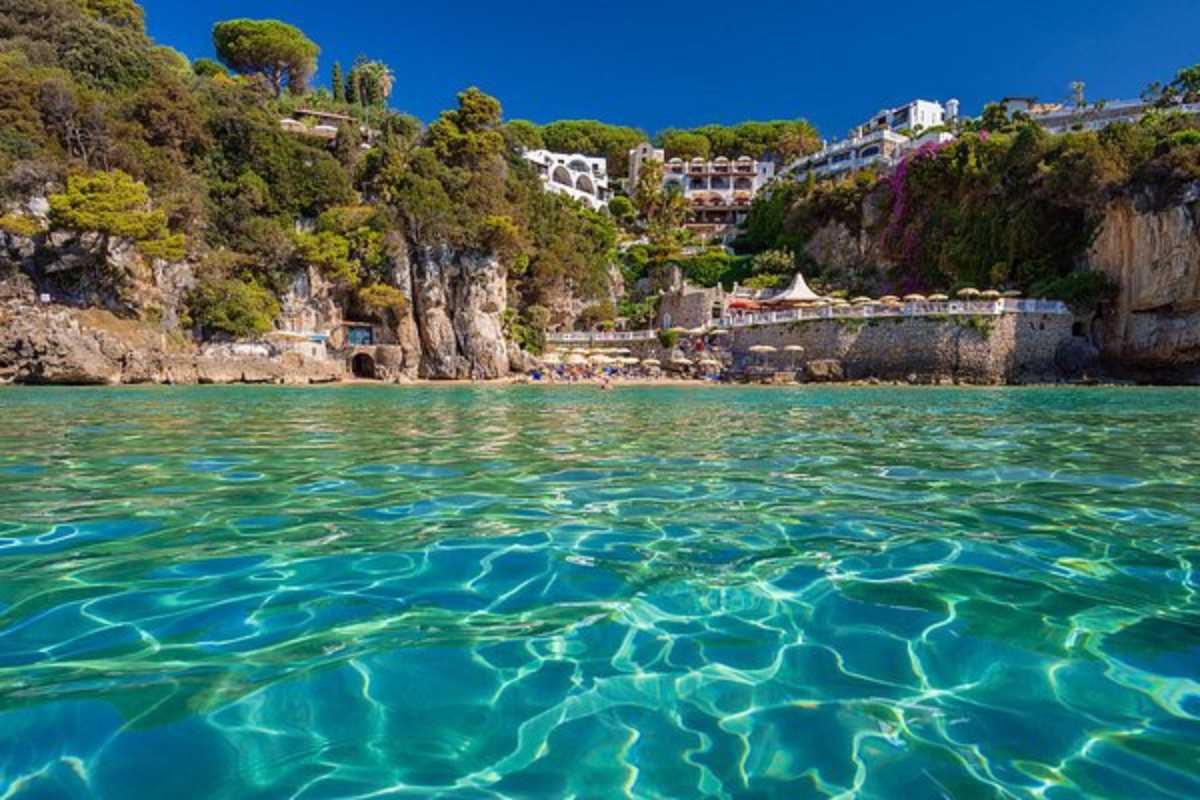 Sentiero naturalistico nel Parco di Monte Orlando a Gaeta, con vista mare e vegetazione mediterranea in primo piano